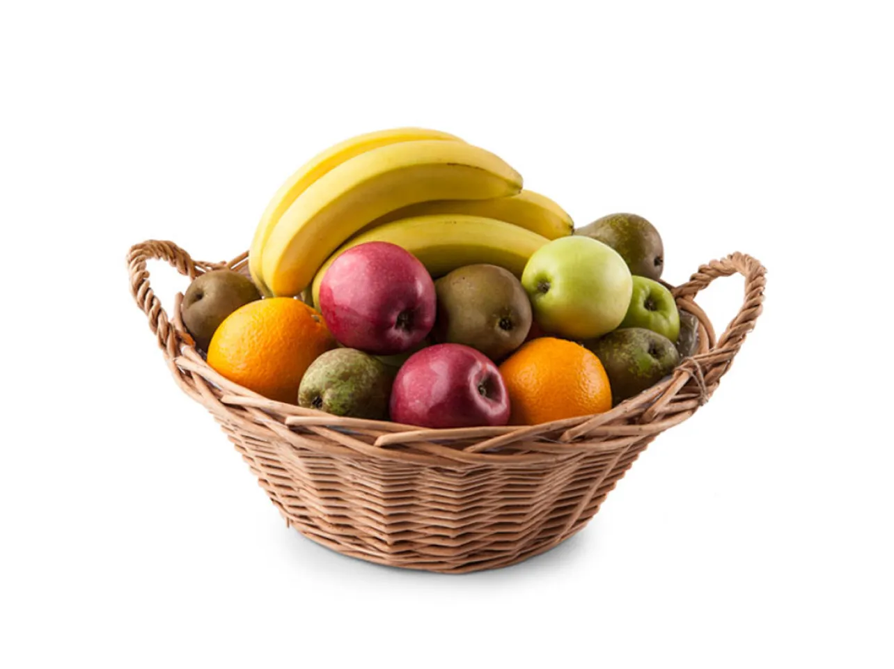 Bilden visar fruktkorg bas i brunt flätat material  med bananer, äpplen och satsumas som innehåll