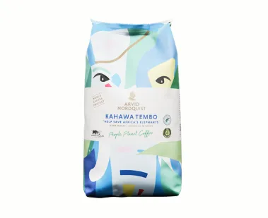 tilfull förpackning med Arvid Nordquist Kahawa Tembo, ett hållbart kaffe inspirerat av Afrikas natur