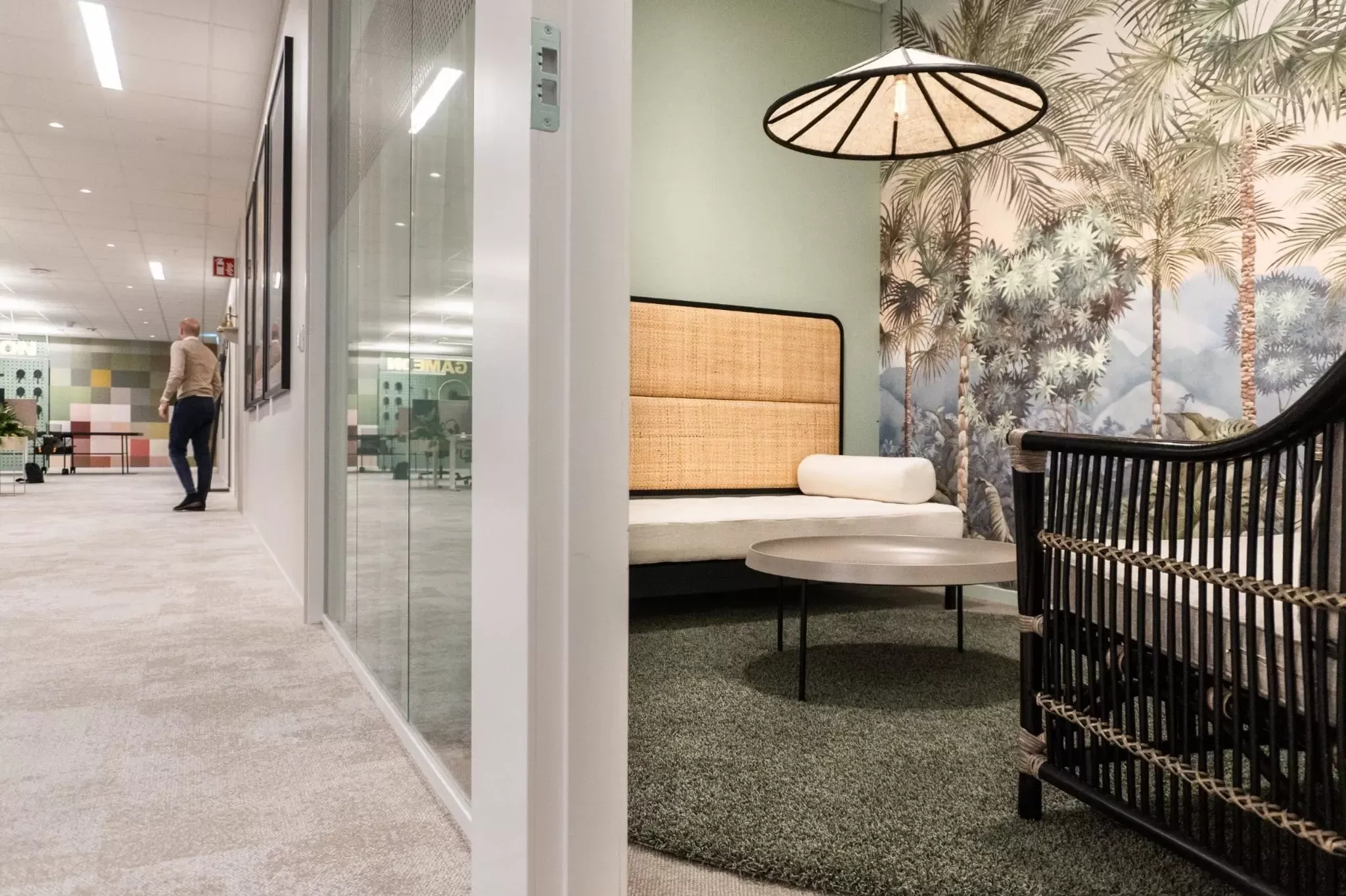 Modern kontorslounge med naturtema, rottingmöbler och inspirerande inredningsdesign