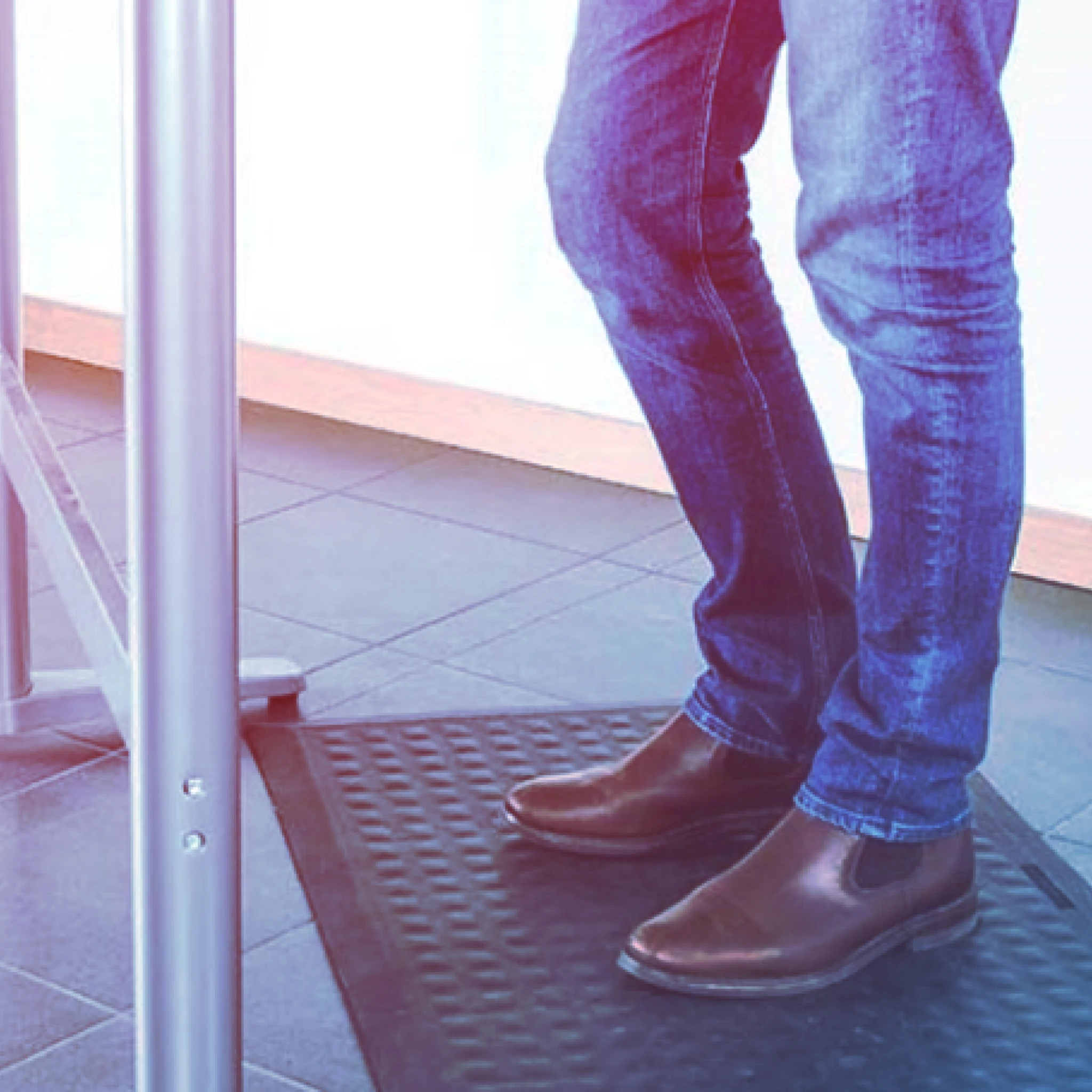 Person står på ergonomisk ståmatta vid skrivbord för bättre komfort och arbetsställning