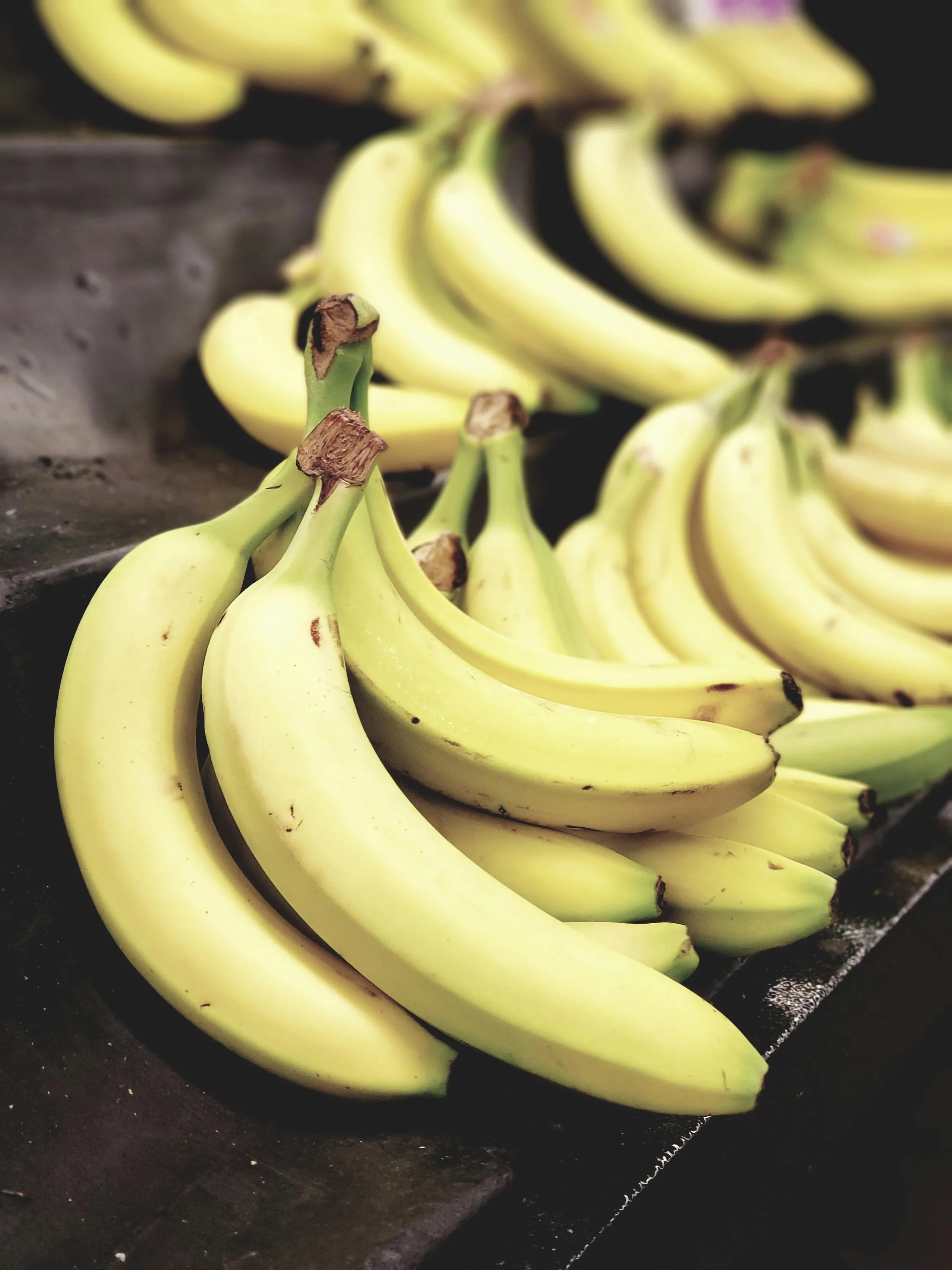 Bilden visar stora gula bananer i klasar 