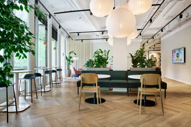 Modernt kontor med färdigmonterade möbler och inredning i ljusa, gröna toner