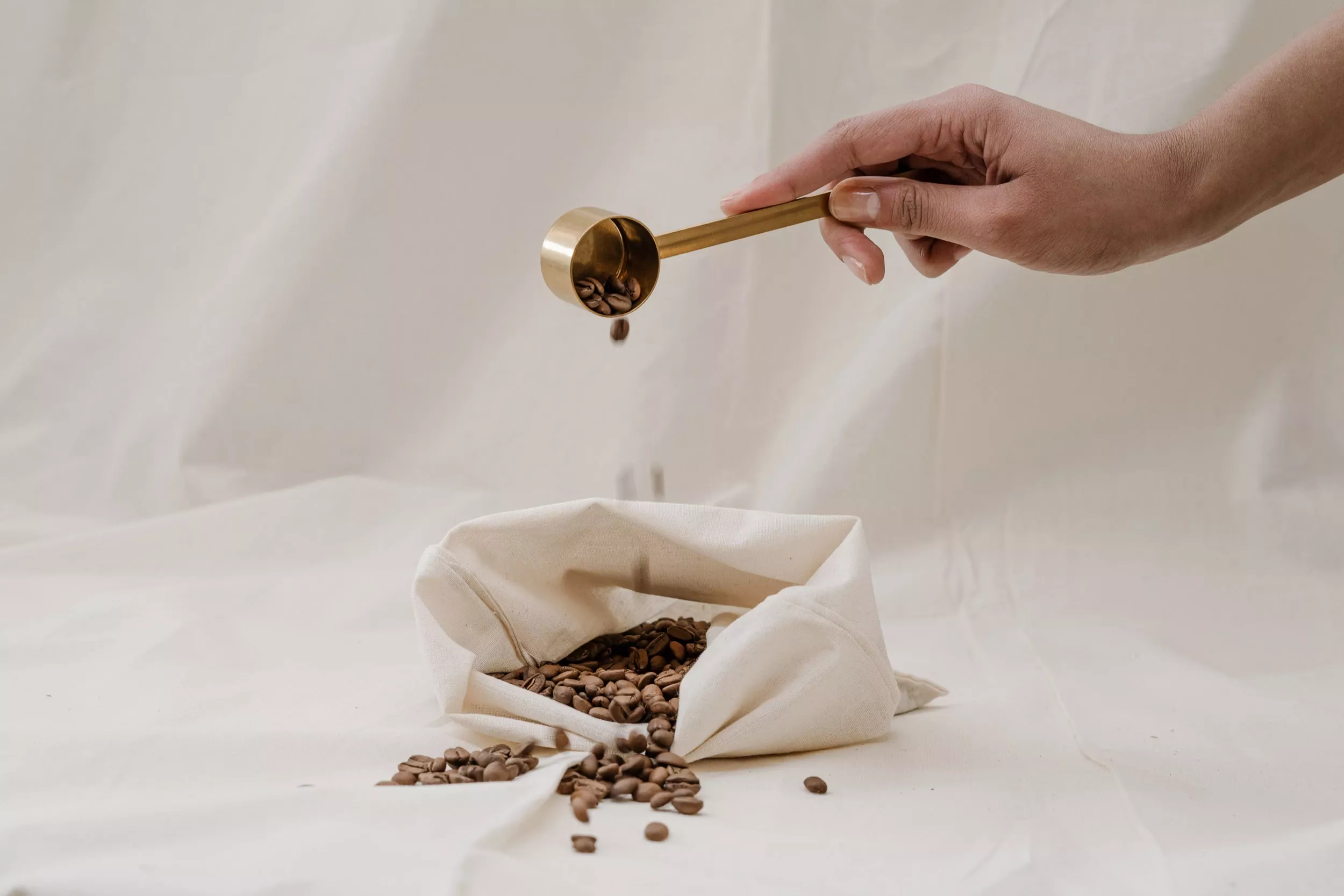 Närbild på kaffebönor som hälls i påse,  välj den perfekta kaffeblandningen