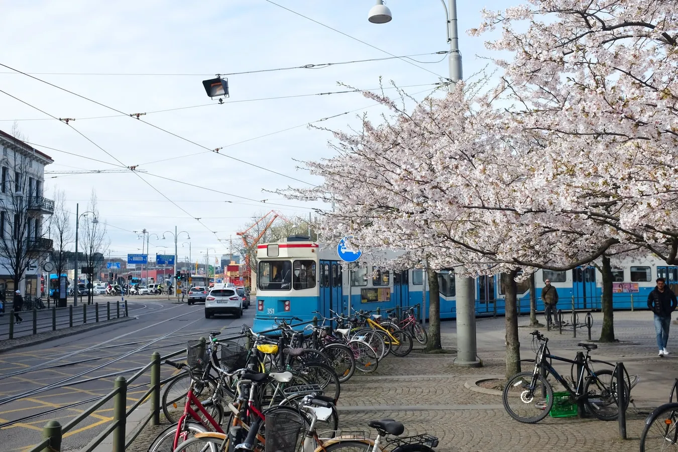 Göteborgs stadsmiljö med spårvagn, symbol för Joyweeks kontorsstädning och service i Göteborg