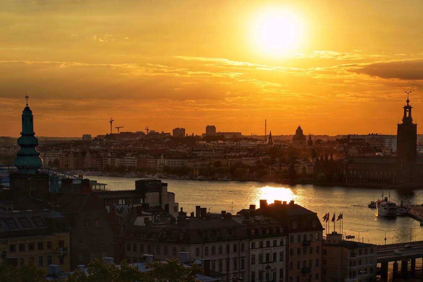 Stockholm i solnedgång, symbol för Joyweeks kontorsstädning och service i hela Stockholmsområdet