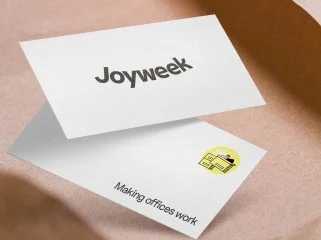 Profilprodukter och trycksaker, visitkort med Joyweek-logga som visar varumärkeskommunikation