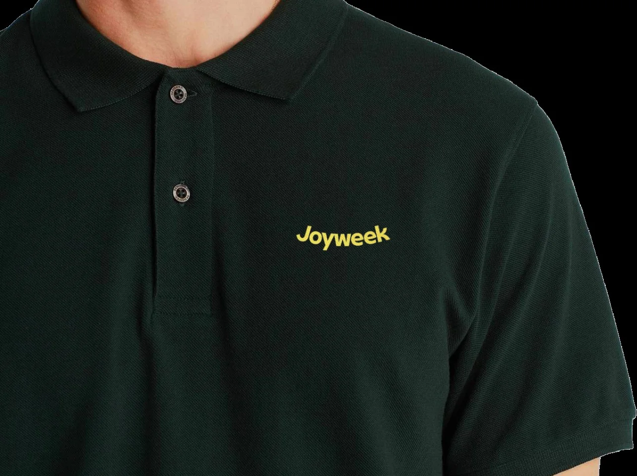 Närbild på en mörkgrön pikétröja med gul text som säger ”Joyweek”