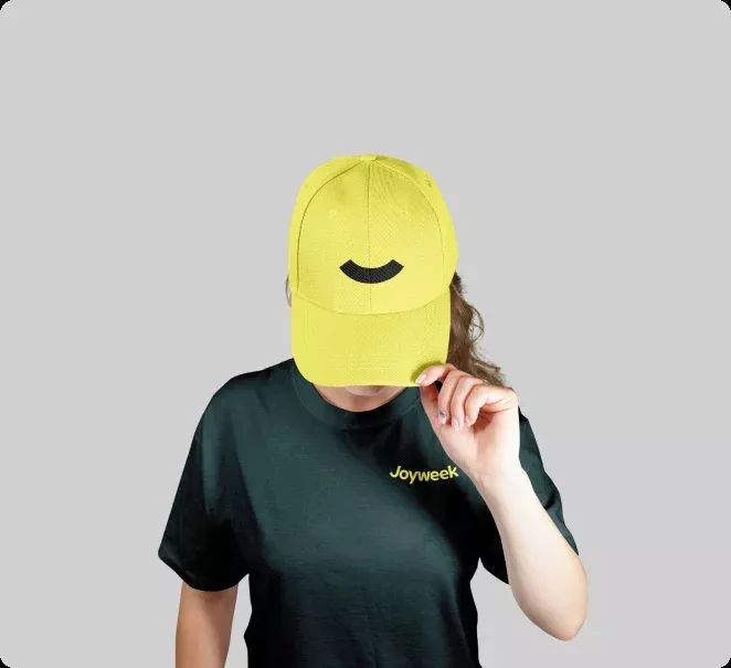 Profilprodukter och företagskläder, exempel på keps och t-shirt med Joyweek-logga för varumärkesprofilering