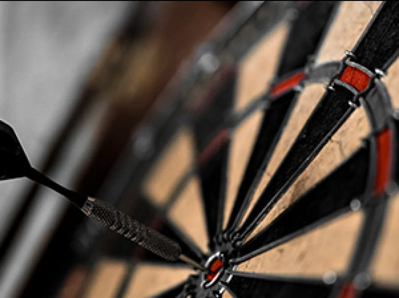 Dartpil i bullseye på darttavla i kontorsmiljö för aktivitet och avkoppling